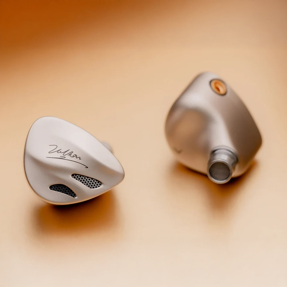 DUNUVULKAN 2 イヤホン DUNU Vulkan 2」 10mm+8mm DD & Knowles製を含む6BAによるハイブリッド